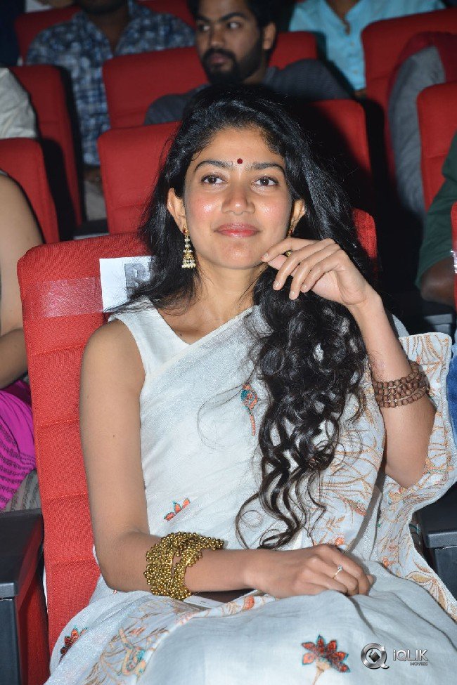Sai-Pallavi-at-Padi-Padi-Leche-Manasu-Movie-Pre-Release-Event